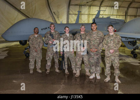 Les soldats de l'armée américaine attribuée à la société D, 10e Régiment d'aviation, 10e division de montagne, déployée à Al Asad, l'Iraq, à l'appui de la Force opérationnelle interarmées - fonctionnement inhérentes à résoudre, fournir l'appui feu sur le champ de bataille du ciel avec le MQ-1C Gray Eagle. L'aigle gris est une plate-forme d'endurance capable de voler pendant près de 27 heures à des vitesses allant jusqu'à 150 noeuds en transportant jusqu'à quatre missiles AGM-114 Hellfire. L'unité est déployée afin d'offrir un appui constant et à la Coalition afin d'aider le Gouvernement iraquien à l'encontre d'ISIS. Les GFIM-OIR est la Coalition mondiale pour vaincre ISIS Banque D'Images