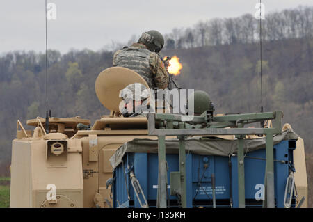 Un soldat de réserve de l'armée américaine avec le 979th d'augmentation de la mobilité, de l'entreprise 478ème bataillon du génie, 926e, 412e Brigade Ingénieur Ingénieur Théâtre Commande, basée à Lexington, KY., s'engage dans une cible avec son M240B machine gun chargé avec des phases de vide Tableau d'admissibilité Ingénieur (EQT) VII à Wilcox Gamme sur Fort Knox, Kentucky, le 1 avril 2017. L'entreprise de devenir certifié en EQT XII ce qui en a fait la première unité de la réserve de l'armée américaine pour accomplir cet exploit. (U.S. Réserve de l'Armée Photo par le Sgt. 1re classe Clinton Wood) Banque D'Images