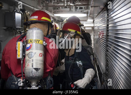 170401-N-pp996-078 Mer de Chine du Sud (1 avril 2017) Les marins se préparent à lutter contre un incendie simulé au cours d'un exercice d'incendie à bord de la classe Arleigh Burke destroyer lance-missiles USS Michael Murphy (DDG 112). Michael Murphy est en fonction d'un programme de déploiement de l'ouest du Pacifique avec le groupe aéronaval du Carl Vinson dans le cadre de la flotte américaine du Pacifique visant à étendre la commande et des fonctions de contrôle U.S. 3e flotte. Porte-avions de la marine américaine ont patrouillé la grève des groupes Indo-Asia-Pacifique régulièrement et systématiquement pour plus de 70 ans. (U.S. Photo de la marine par la communication de masse Banque D'Images