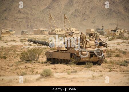 Des soldats américains, affecté à la 1ère Brigade Combat Team, 3e Division d'infanterie, leur préparation, réservoir Abrams au cours de l'action décisive 17-05 Rotation au Centre National d'entraînement à Fort Irwin, en Californie, Avril 03, 2017. (U.S. Photo de l'armée par la CPS. Sacharok JD, Operations Group, National Training Center) Banque D'Images