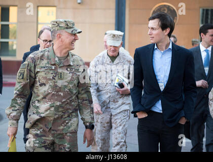 Jared Kushner, Conseiller principal au président Donald J. Trump, parle avec le lieutenant général Stephen J. Townsend, commandant de la Force opérationnelle interarmées combinée - Fonctionnement résoudre inhérent, après son arrivée à Bagdad, l'Iraq, le 3 avril 2017. (DoD Photo de Maître de 2e classe de la marine Dominique A. Pineiro) Banque D'Images