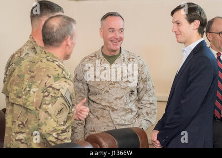 Marine Corps, le général Joseph F. Dunford Jr., président de l'état-major interarmées, Jared Kushner, Conseiller principal au président Donald J. Trump, Tom Bossert, la patrie du Président, le conseiller en sécurité et Douglas A. Silliman, Ambassadeur des États-Unis à la République d'Iraq, rencontrer le général Stephen J. Townsend, commandant de la Force opérationnelle interarmées combinée - fonctionnement inhérentes à résoudre, CJTOFOIR au siège de l'Union européenne III à Bagdad, l'Iraq, le 4 avril 2017. Photo du département de la Marine par le maître de 2e classe Dominique A. Pineiro Banque D'Images