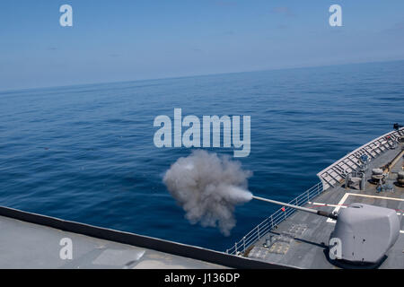 170404-N-VR594-200 OCÉAN PACIFIQUE (4 avril 2017) la classe Ticonderoga croiseur lance-missiles USS Princeton (CG 59) incendies sa marque 455 canons au cours d'un exercice de tir réel en cours alors que la réalisation d'une unité de formation composite (exercice COMPTUEX) avec le groupe aéronaval du Nimitz en préparation pour un prochain déploiement. COMPTUEX teste la préparation aux missions de la grève actifs du groupe grâce à une simulation des scénarios du monde réel et leur capacité à fonctionner comme une unité intégrée. (U.S. Photo par marine Spécialiste de la communication de masse Seaman Kelsey J. Hockenberger/libérés) Banque D'Images