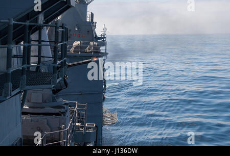 170404-N-VR594-356 OCÉAN PACIFIQUE (4 avril 2017) la classe Ticonderoga croiseur lance-missiles USS Princeton (CG 59) incendies sa fermeture, dans des systèmes d'armes (CIWS) au cours d'un exercice de tir réel en cours alors que la réalisation d'une unité de formation composite (exercice COMPTUEX) avec le groupe aéronaval du Nimitz en préparation pour un prochain déploiement. COMPTUEX teste la préparation aux missions de la grève actifs du groupe grâce à une simulation des scénarios du monde réel et leur capacité à fonctionner comme une unité intégrée. (U.S. Photo par marine Spécialiste de la communication de masse Seaman Kelsey J. Hockenberger/libérés) Banque D'Images