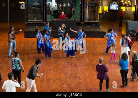 Seattle, Washington : Musée d'histoire et de l'industrie. Danseurs de la Culture Shakti assumer dans le Grand Atrium avec Festál au cours de la Journée de la famille. Premièrement établir Banque D'Images