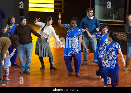 Seattle, Washington : Musée d'histoire et de l'industrie. Danseurs de la Culture Shakti avec les visiteurs dans le Grand Atrium avec Festál au cours de la Journée de la famille. Première Banque D'Images