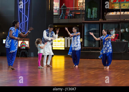 Seattle, Washington : Musée d'histoire et de l'industrie. Danseurs de la Culture Shakti avec un jeune visiteur dans le Grand Atrium avec Festál au cours de la Journée de la famille. Banque D'Images