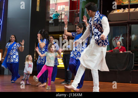 Seattle, Washington : Musée d'histoire et de l'industrie. Danseurs de la Culture Shakti avec les jeunes visiteurs dans le Grand Atrium avec Festál au cours de la Journée de la famille. Banque D'Images