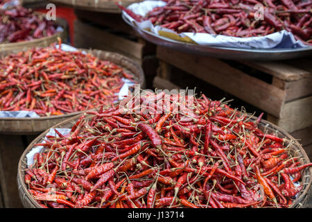 Close-up des tas de piments séchés dans des paniers. Banque D'Images