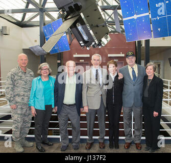 U.S. Air Force le général John W. 'Jay' Raymond, commandant de l'Air Force Space Command, se dresse à côté de trois militaires américains de 1954 diplômés de l'académie et de leurs femmes, 7 avril 2017 au siège de l'AFSPC en s'appuyant sur la base aérienne Peterson, au Colorado de gauche de l'armée à la retraite, le Lieutenant-colonel John Hill, ancien brigadier de l'Armée de l'air. Le général Chuck Cabell et Dave Turner étaient camarades avec Raymond le père. (U.S. Air Force photo/Dave sombre) Banque D'Images