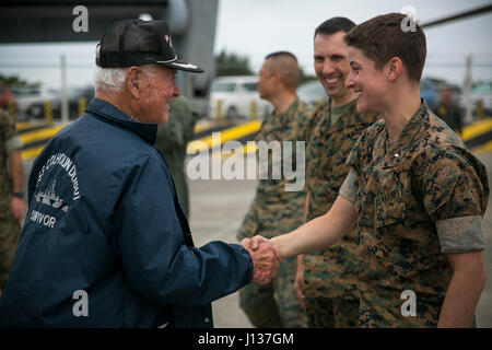 Donald Irwin, un ancien combattant de la marine américaine de la Seconde Guerre mondiale, le lieutenant 1er secoue la main de Lauren Campbell, le 7 avril 2017, le Marine Corps Air Station de Futenma, à Okinawa, au Japon. Irwin, qui ont servi à bord d'un certain nombre de navires durant la Seconde Guerre mondiale, la bataille de Midway et de Guadalcanal et survit au naufrage de l'USS Colhoun pendant la bataille d'Okinawa. Irwin est retourné à Okinawa et échangé des anecdotes avec les Marines et les marins stationnés sur l'île. Irwin est originaire de San Jose, Californie, et Campbell, originaire de Redwood City, Californie, est un agent de contrôle du matériel maritime avec l'escadron 265 à rotors basculants moyen, M Banque D'Images