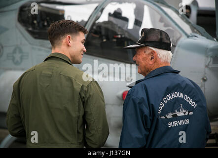 Le capitaine des Marines américain Joe Hamlin Donald donne Irwin, un ancien combattant de la Seconde Guerre mondiale, une visite guidée de la Bell AH-1Z Super Cobra, le 7 avril 2017 de Futenma Marine Corps Air Station, Okinawa, Japon. Irwin, qui ont servi à bord d'un certain nombre de navires durant la Seconde Guerre mondiale, la bataille de Midway et de Guadalcanal et survit au naufrage de l'USS Colhoun pendant la bataille d'Okinawa. Irwin est retourné à Okinawa et échangé des anecdotes avec les Marines et les marins stationnés sur l'île. Irwin est a San Jose, California native, et Hamlin, un Corbin, Kentucky, indigène, est un super Bell AH-1 Cobra avec pilote moyen maritime Banque D'Images