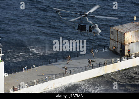 170407-N-RC734-216 OCÉAN PACIFIQUE (7 avril 2017) - Marines attaché à la 15e Marine Expeditionary Unit (MEU), déployé à bord d'un quai de transport amphibie USS San Diego (LPD 22), descendre en rappel d'un Huey UH-1Y, attribué à rotors basculants moyen maritime (VMM) de l'Escadron 161, alors que l'embarquement le navire M/V-9701 ATLS lors d'une visite, un conseil, une perquisition et saisie (VBSS). San Diego, dans le cadre de l'Amérique du groupe amphibie et amphibies (PHIBRON 3 Escadron), participe à PHIBRON PMINT-MEU (intégration) d'entraînement, une formation de deux semaines entre l'évolution et l'PHIBRON 3 15t Banque D'Images