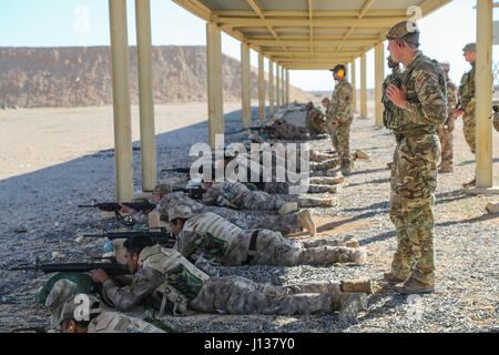 Un entraîneur britannique, déployés à l'appui de la Force opérationnelle interarmées - Fonctionnement résoudre inhérent et affecté à l'Highlanders, 4e Bataillon, The Royal Regiment of Scotland (4) Sylvestre, supervise les forces de sécurité irakiennes soldats pendant un entraînement aux armes à Al Asad Air Base, l'Iraq, le 8 avril 2017. Cette formation fait partie de l'ensemble de la CJTF OIR - renforcer les capacités des partenaires mission de former et d'améliorer la capacité des forces des combats en partenariat avec ISIS. Les GFIM - OIR est la Coalition mondiale pour vaincre ISIS en Iraq et en Syrie. (U.S. Photo de l'armée par le Sgt. Lisa soja) Banque D'Images