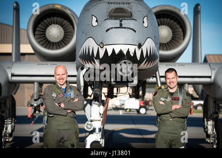 Le major Matthew Shelly, 23 inspections, directeur de l'aile gauche, et le Capitaine Christopher Shelly, 76e Escadron de chasse chef de normes et d'évaluations, posent pour une photo avec un A-10C Thunderbolt II, le 8 avril 2017, Moody Air Force Base, Ga. Les frères volaient en formation ensemble pour la première fois, l'accomplissement de leur rêve d'enfance tout en contribuant à l'intégration de la force totale, l'utilisation de plusieurs composants de l'Air Force, qui peut inclure le service actif, la réserve ou la garde. (U.S. Air Force photo par un membre de la 1re classe Lauren M. Sprunk) Banque D'Images