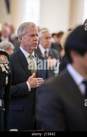 Ancien Corps des Marines américains, le général James Amos 35e Commandant du Corps des Marines, chante l'hymne national au cours d'un service commémoratif en l'honneur du Corps des Marines à la retraite le général Lawrence F. Snowden au U.S. Marine Memorial Chapel, Marine Corps Base Quantico, en Virginie, le 8 avril 2017. Snowden, qui a pris sa retraite en 1979 après près de 40 ans de service, ont combattu en engagement pendant la Seconde Guerre mondiale, la guerre de Corée et la guerre du Vietnam. (U.S. Marine Corps Photo par Cpl Timothy A. Turner) Banque D'Images