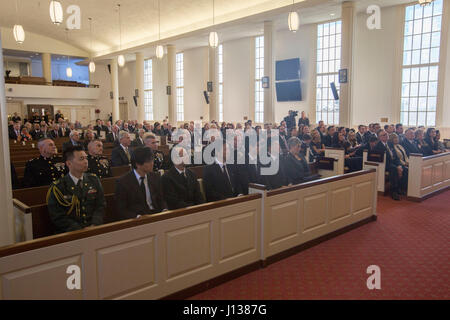 Famille et invités de respecter le service commémoratif du Corps des Marines à la retraite le général Lawrence F. Snowden durant son service commémoratif à la U.S. Marine Memorial Chapel, Quantico, en Virginie, le 8 avril 2017. Snowden a pris sa retraite en 1979 après près de 40 ans de service, ont combattu en engagement pendant la Seconde Guerre mondiale, la guerre de Corée, et au Vietnam. Il est décédé le 18 février 2017. Il est bien en vue de la retraite après avoir connu pour l'organisation de la réunion "d'honneur" des missions qui est l'occasion pour le japonais et américains des anciens combattants et leurs familles, les dignitaires, les chefs et les soldats des deux nations à venir t Banque D'Images