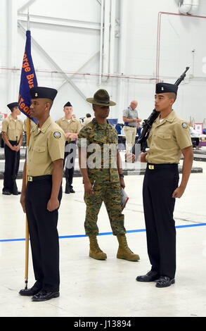 PENSACOLA, Floride, (8 avril 2017) - Le Sergent d'artillerie du Corps des Marines. Anthony Martinez, un instructeur de forage à partir de la commande de formation des officiers () OTCN, Newport, Rhode Island, les juges d'instruction des officiers subalternes de Réserve Marine Corps (NJROTC) Bardalez Matthieu cadets et Adolfo Medellin, les deux de George Bush High School à Richmond, Texas, à un forage de base à l'événement 2017 NJROTC National Academic, athlétique et percer Championship le Naval Air Station Pensacola, Floride, le 8 avril. (U.S. Navy photo de Michael F. Miller/libérés) Banque D'Images