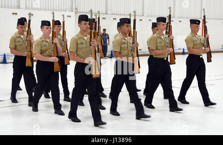 PENSACOLA, Floride, (8 avril 2017) - les officiers subalternes de réserve marine Training Corps (NJROTC) cadets de Nease High School, à partir de la Ponte Vedra, Floride, procédez à un événement d'exposition à la 2017 NJROTC National Academic, athlétique et percer Championship le Naval Air Station Pensacola, Floride, le 8 avril. (U.S. Navy photo de Michael F. Miller/libérés) Banque D'Images