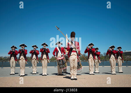 WASHINGTON, DISTRICT DE COLUMBIA - Des soldats du 3e Régiment d'infanterie (aussi connu sous le nom de 'vieille garde') au cours de la concurrence l'équipe de drill Drill Team Service Commun 08 avril 2017, Exposition, du Jefferson Memorial à Washington, D.C. Percer des équipes de tous les quatre branches des forces armées américaines et de la Garde côtière des États-Unis ont participé à l'affichage de compétences lors de l'événement qui célèbre le patrimoine militaire des États-Unis au National Cherry Blossom Festival. L'infanterie américaine 3d est la plus ancienne unité d'infanterie en service actif dans l'armée, qui sert depuis 1784, la vieille garde est l'unité de l'Armée de cérémonie officielle Banque D'Images