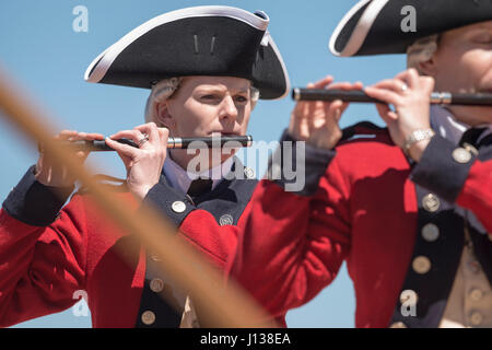 WASHINGTON, DISTRICT DE COLUMBIA - Des soldats du 3e Régiment d'infanterie (aussi connu sous le nom de 'vieille garde') au cours de la concurrence l'équipe de drill Drill Team Service Commun 08 avril 2017, Exposition, du Jefferson Memorial à Washington, D.C. Percer des équipes de tous les quatre branches des forces armées américaines et de la Garde côtière des États-Unis ont participé à l'affichage de compétences lors de l'événement qui célèbre le patrimoine militaire des États-Unis au National Cherry Blossom Festival. L'infanterie américaine 3d est la plus ancienne unité d'infanterie en service actif dans l'armée, qui sert depuis 1784, la vieille garde est l'unité de l'Armée de cérémonie officielle Banque D'Images