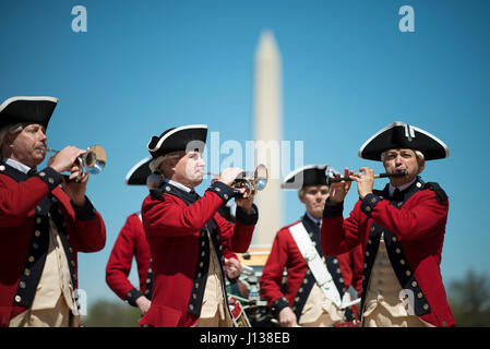 WASHINGTON, DISTRICT DE COLUMBIA - Des soldats du 3e Régiment d'infanterie (aussi connu sous le nom de 'vieille garde') au cours de la concurrence l'équipe de drill Drill Team Service Commun 08 avril 2017, Exposition, du Jefferson Memorial à Washington, D.C. Percer des équipes de tous les quatre branches des forces armées américaines et de la Garde côtière des États-Unis ont participé à l'affichage de compétences lors de l'événement qui célèbre le patrimoine militaire des États-Unis au National Cherry Blossom Festival. L'infanterie américaine 3d est la plus ancienne unité d'infanterie en service actif dans l'armée, qui sert depuis 1784, la vieille garde est l'unité de l'Armée de cérémonie officielle Banque D'Images