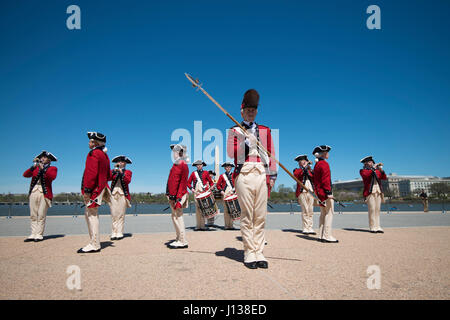 WASHINGTON, DISTRICT DE COLUMBIA - Des soldats du 3e Régiment d'infanterie (aussi connu sous le nom de 'vieille garde') au cours de la concurrence l'équipe de drill Drill Team Service Commun 08 avril 2017, Exposition, du Jefferson Memorial à Washington, D.C. Percer des équipes de tous les quatre branches des forces armées américaines et de la Garde côtière des États-Unis ont participé à l'affichage de compétences lors de l'événement qui célèbre le patrimoine militaire des États-Unis au National Cherry Blossom Festival. L'infanterie américaine 3d est la plus ancienne unité d'infanterie en service actif dans l'armée, qui sert depuis 1784, la vieille garde est l'unité de l'Armée de cérémonie officielle Banque D'Images