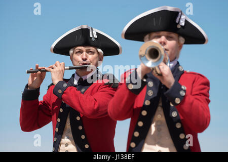 WASHINGTON, DISTRICT DE COLUMBIA - Des soldats du 3e Régiment d'infanterie (aussi connu sous le nom de 'vieille garde') au cours de la concurrence l'équipe de drill Drill Team Service Commun 08 avril 2017, Exposition, du Jefferson Memorial à Washington, D.C. Percer des équipes de tous les quatre branches des forces armées américaines et de la Garde côtière des États-Unis ont participé à l'affichage de compétences lors de l'événement qui célèbre le patrimoine militaire des États-Unis au National Cherry Blossom Festival. L'infanterie américaine 3d est la plus ancienne unité d'infanterie en service actif dans l'armée, qui sert depuis 1784, la vieille garde est l'unité de l'Armée de cérémonie officielle Banque D'Images