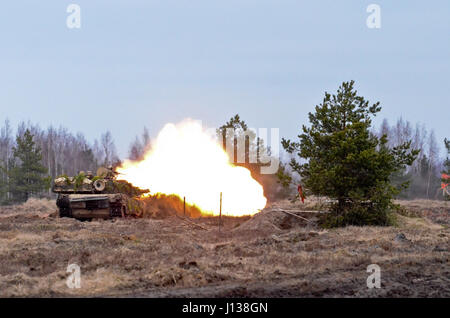 Ādaži, Lettonie - Des soldats de la Compagnie A, 1er Bataillon, 68e régiment blindé, 3ème Armored Brigade Combat Team, 4e Division d'infanterie, à Fort Carson, Colorado, une conduite de tir réel du réservoir et réagir au feu de l'exercice sur la base militaire de Ādaži comme un cadre de l'opération Atlantic résoudre, 9 avril. Ce live fire faisait partie d'un exercice d'entraînement au niveau du peloton de familiariser les soldats avec le relief local ainsi que la façon de réagir sous la pression à des situations telles que la perte de la communication avec l'état-major supérieur, la perte d'un système mondial de localisation et aux attaques chimiques. La 3ème ABCT est formé pour fonctionner dans n'importe quel env Banque D'Images