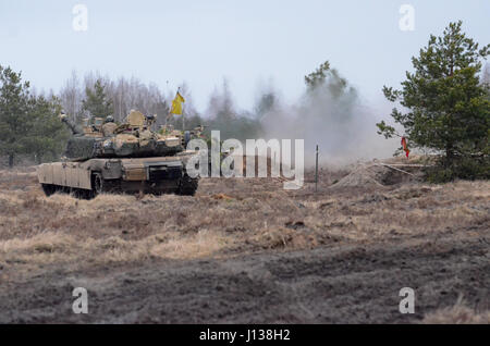 Ādaži, Lettonie - Des soldats de la Compagnie A, 1er Bataillon, 68e régiment blindé, 3ème Armored Brigade Combat Team, 4e Division d'infanterie, à Fort Carson, Colorado, une conduite de tir réel du réservoir et réagir au feu de l'exercice sur la base militaire de Ādaži comme un cadre de l'opération Atlantic résoudre, 9 avril. Ce live fire faisait partie d'un exercice d'entraînement au niveau du peloton de familiariser les soldats avec le relief local ainsi que la façon de réagir sous la pression à des situations telles que la perte de la communication avec l'état-major supérieur, la perte d'un système mondial de localisation et aux attaques chimiques. La 3ème ABCT est formé pour fonctionner dans n'importe quel env Banque D'Images