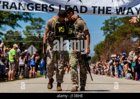 U.S. Army Rangers Master Sgt. Le Tchad et le sergent des stocks. Carlos Mercado, affecté à la 82e Division aéroportée, franchir la ligne d'arrivée au cours de la meilleure concurrence 2017 Rangers, sur Fort Benning, en Géorgie, le 9 avril 2017. Le meilleur ranger la concurrence est un événement de trois jours, composé de défis pour tester concurrent physique, mental, et les capacités techniques, et place le meilleur du militaire deux hommes les uns contre les autres équipes de Rangers à concourir pour le titre de meilleur Ranger. (U.S. Photo de l'armée par la CPS. Darius Davis) Banque D'Images