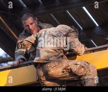 U.S. Army Rangers Sgt. 1re classe Jesse Vork et le Sgt. 1re classe Sean Smith, affecté à la Garde nationale, monter un obstacle au cours de la 34e conférence annuelle de David E. Grange Jr. mieux ranger la concurrence à Ft. Benning, Géorgie, le 9 avril 2017. Le meilleur ranger la concurrence est un événement de trois jours, composé de défis pour tester concurrent physique, mental, et les capacités techniques, et place le meilleur du militaire deux hommes les uns contre les autres équipes de Rangers à concourir pour le titre de meilleur Ranger. (U.S. Photo de l'armée par la CPS. Coggins Jesse) Banque D'Images