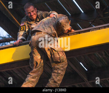 U.S. Army Rangers Sgt. 1re classe Jesse Vork et le Sgt. 1re classe Sean Smith, affecté à la Garde nationale, monter un obstacle au cours de la 34e conférence annuelle de David E. Grange Jr. mieux ranger la concurrence à Ft. Benning, Géorgie, le 9 avril 2017. Le meilleur ranger la concurrence est un événement de trois jours, composé de défis pour tester concurrent physique, mental, et les capacités techniques, et place le meilleur du militaire deux hommes les uns contre les autres équipes de Rangers à concourir pour le titre de meilleur Ranger. (U.S. Photo de l'armée par la CPS. Coggins Jesse) Banque D'Images