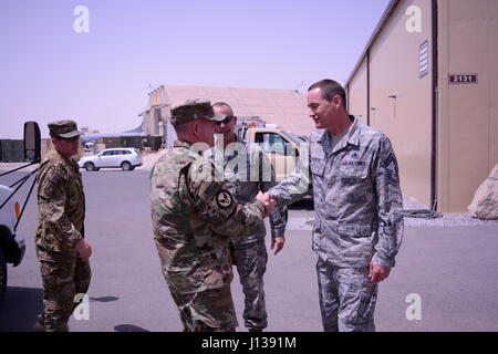 Général Stephen W. 'Seve' Wilson (à gauche) serre la main du chef de l'Armée de l'air le Master Sergeant Austin (à droite) lors d'une visite à l'expéditionnaire de la 386e groupe de maintenance des aéronefs à un en Asie du Sud-Ouest, le 9 avril 2017. Le 386e groupe de maintenance des aéronefs expéditionnaire est composé d'aviateurs à partir de plusieurs unités, y compris le 145e Airlift Wing de la Caroline du Nord. (U.S. Photo de la Garde nationale aérienne par le sergent. Alejandro Armendariz) Banque D'Images