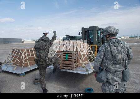 Les aviateurs de l'US Air Force affecté à la 621e Escadre le Plan d'intervention stationnés à Joint Base McGuire-Dix-Lakehurst, N.J., et République de Corée aviateurs s'entraînent ensemble sur les procédures du chariot élévateur pendant l'exercice de Distribution Turbo 17-3, à la base aérienne de Pohang, République de Corée, le 10 avril 2017. L'exercice valide la compétence linguistique pour répondre rapidement avec les capacités d'ouverture de l'orifice de l'antenne dans le cadre d'une foi-PO. Une foi-PO établit un emplacement avancé d'opérations où les forces peuvent recueillir et diffuser rapidement des forces, du fret et de la puissance aérienne un endroits à l'appui d'une mission de secours ou d'urgence. Le CRW est Banque D'Images