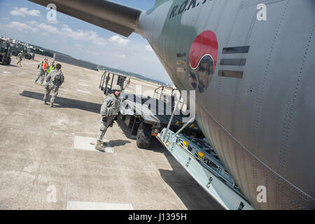 Les aviateurs de l'US Air Force affecté à la 621e Escadre le Plan d'intervention stationnés à Joint Base McGuire-Dix-Lakehurst, New Jersey), et la République de Corée d'aviateurs de l'Armée de l'air se préparent à télécharger à partir d'un cargo ROKAF C-130H au cours d'un exercice interarmées et multinationales de distribution appelé Turbo 17-3, à la base aérienne de Pohang, République de Corée, le 10 avril 2017. La TD est une partie de l'opération Pacifique Reach, un entraînement bilatéral événement conçu pour garantir l'état de préparation et de maintenir les capacités de renforcement de la République de Corée et les États-Unis Alliance. (U.S. Air Force photo de Tech. Le Sgt. Gustavo Gonzalez) Banque D'Images