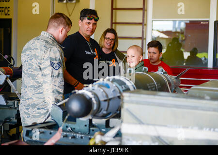 Le s.. Kevin Reineking, 138e Escadron de maintenance, indique Sam "brûleur" Bilby, 138e Escadre de chasse, pilote d'un jour, et membre de la famille est différente explosées utilisés dans les forces armées d'aujourd'hui lors d'une visite personnalisée qui a eu lieu ici le 10 avril 2017. Le pilote d'un jour est un programme permettant aux enfants atteints de maladies menaçant la vie potentiellement une chance de vivre une journée dans la vie d'un pilote de chasse F-16. (U.S. Photo de la Garde nationale aérienne capitaine principal Sgt. Roberta A. Thompson) Banque D'Images