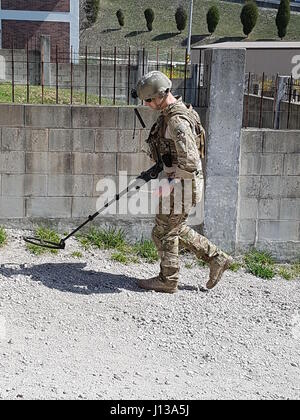 Tech. Le Sgt. Adam recherche Ana Piza simulation d'engins explosifs improvisés (IED) au cours de la neutralisation des explosifs et munitions (NEM) Formation au tir réel sur complexe Rodriguez le 12 avril 2017. Six équipes ont participé à deux personnes pour déterminer la meilleure équipe de neutralisation en Corée tout en maintenant leurs compétences pour "lutte ce soir." (U.S. Photo de l'armée par le capitaine Mayra Nañez, 210e Brigade d'artillerie de Affaires publiques) Banque D'Images