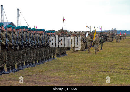 Des soldats du groupement tactique Pologne, y compris des membres des États-Unis, du Royaume-Uni, de Roumanie et de Pologne, participent à une cérémonie de bienvenue marquant le début de leur déploiement dans le cadre de la présence avancée renforcée de l'OTAN pour soutenir la défense collective en Europe de l'est. Banque D'Images
