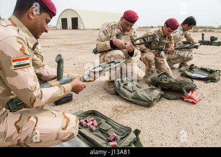 Des soldats des forces de sécurité iraquiennes assembler des détecteurs de mines au cours de la lutte contre les engins explosifs improvisés de la formation de l'appareil fournis par les formateurs de l'armée britanniques déployées à l'appui de la Force opérationnelle interarmées - Fonctionnement résoudre inhérent au Camp Taji, Iraq, 12 avril 2017. Cette formation fait partie de la Force opérationnelle interarmées combinée globale - Fonctionnement résoudre inhérent à renforcer les capacités des partenaires mission par la formation et de l'amélioration de la capacité des forces des combats en partenariat avec ISIS. Les GFIM-OIR est la Coalition mondiale pour vaincre ISIS en Iraq et en Syrie. (U.S. Photo de l'armée par la CPS. Christopher Brecht) Banque D'Images