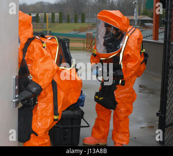 2e équipe de soutien civil (CST) membres l'équipe Sgt. Joshua Spagnola et le Sgt. Christopher Rodriguez entrez une maquette de laboratoire ADM lors de la 2e du CST de l'entraînement à Joseph L. Bruno Stadium à Troy, N.Y. le 12 avril 2017. Les membres de l'équipe sont formés pour identifier les armes chimiques, biologiques et radiologiques et de conseiller pour les premiers intervenants sur la façon de traiter avec ces matériaux. (U.S. La Garde nationale de l'armée photo par le Sgt. Raymond Drumsta, 42e Division d'infanterie) Banque D'Images