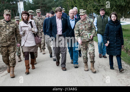 Le capitaine de l'armée américaine Montana Duggar, un résident d'Edmond, Oklahoma et l'ingénieur de la brigade d'infanterie de la 45e Brigade Combat Team, Mike Rogers, Rép. mémoires R-Ala., président de la Chambre des Services armés des forces stratégiques, sous-comité Scott DesJarlais, Rép. R-Tenn., Ralph Abraham, R-bis, et Jim Rép. Banques, R-Ind., tous de la Commission des forces armées, et rempl. Steve Palazzo, R-Miss., du Comité de la Chambre sur les crédits sur les améliorations aux installations lors de leur visite à l'viv Centre d'instruction au combat sur le maintien de la paix et la sécurité internationale, près de l'viv, Ukra Banque D'Images