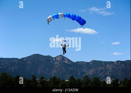 Un cadet de l'Académie de l'US Air Force se prépare à terre pendant la formation de parachutistes à l'US Air Force Academy, Colorado, le 12 avril 2017. Après un cours de chute libre, les cadets peuvent être sélectionnés comme parachute ou jumpmaster stagiaires au cours de leur deuxième année. (U.S. Air Force photo/Tech. Le Sgt. Julius Delos Reyes) Banque D'Images