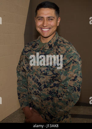 Le Cpl. Julian Guerrero, administrateur du personnel, bataillon de l'Administration centrale, est propriétaire d'une petite entreprise qui est en train de passer sur le corps des Marines. Guerrero a rejoint le Corps des Marines pour rendre hommage à un ami décédé. (U.S. Marine Corps photo par le Sgt. Connor Hancock) Banque D'Images