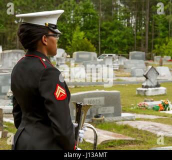 Un Marine avec Marine Corps Base logistique funéraire Albany détail attend pour jouer pre à l'enterrement du milieu marin la FPC. James O. Whitehurst à Cowarts Baptist Church Cemetery à Cowarts, New York, 12 avril 2017. Composée initialement de signal "lights out", le morceau est devenu un moyen traditionnel d'honneur les membres de service. Whitehurst a été tué au combat lors de la bataille de Tarawa durant la Seconde Guerre mondiale, le 23 novembre 1943. (Marine Corps photo par le Cpl. Krista James/libérés) Banque D'Images