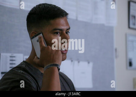 U.s. Marine Corps Le s.. Rangy Rivera, tireur actif roll player, négocie avec le bureau du Grand Prévôt pendant un tireur actif scénario de formation dans le cadre de l'exercice de la Communication Durus Semper Centre de formation à Camp Pendleton, Mollet., 12 avril 2017. (U.S. Marine Corps photo par Lance Cpl. Betzabeth Y. Galvan) Banque D'Images