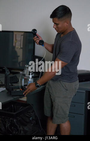 U.s. Marine Corps Le s.. Rangy Rivera, tireur actif roll player, appelle un négociateur avec le téléphone fourni par le Bureau du Grand Prévôt lors d'un tireur actif scénario de formation dans le cadre de l'exercice de la Communication Durus Semper Centre de formation à Camp Pendleton, Californie, le 12 avril 2017. (U.S. Marine Corps photo de Lance. Le Cpl. Betzabeth Y. Galvan) Banque D'Images