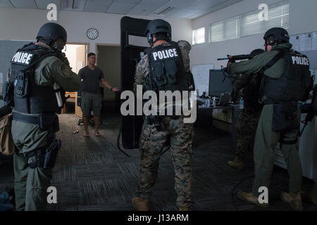 U.s. Marine Corps Le s.. Rangy Rivera, tireur actif roll player, est dit de mettre ses bras par les Marines américains avec le grand prévôt Bureau pendant un tireur actif scénario de formation dans le cadre de l'exercice de la Communication Durus Semper Centre de formation à Camp Pendleton, Californie, le 12 avril 2017. (U. S. Marine Corps photo par Lance Cpl. Betzabeth Y. Galvan) Banque D'Images