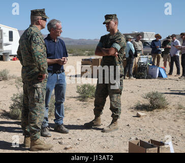 Le Dr Brian Henen, écologiste de base, des ressources naturelles et des affaires environnementales, explique le comportement de la tortue du désert pour le général commandant, le brigadier. Gen. William F. Mullen III, 12 avril 2017, au cours de la translocation de la tortue du désert à bord du Marine Corps Air Ground Combat Center, Twentynine Palms, Californie la translocation, en conformité avec le U.S. Fish and Wildlife Service-signé Avis biologique, sert d'atténuation négocié pour soutenir l'expansion des terres obligatoire qui va se payer le centre de combat la capacité d'effectuer des exercices à grande échelle comprenant jusqu'à un ex Marine Banque D'Images