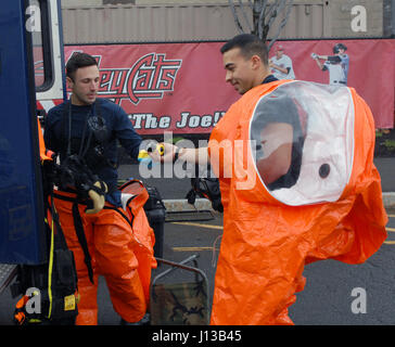 2e équipe de soutien civil (CST) membres l'équipe Sgt. Joshua Spagnola (à gauche) et le Sgt. Christopher Rodriguez (à droite) don costumes et hazmat préparer d'autres engins avant d'entrer dans Joseph L. Bruno Stadium à Troy, New York) au cours de l'exercice d'entraînement de l'équipe il y a le 12 avril 2017. Les membres de l'équipe sont formés pour identifier les armes chimiques, biologiques et radiologiques et de conseiller pour les premiers intervenants sur la façon de traiter avec ces matériaux. (U.S. La Garde nationale de l'armée photo par le Sgt. Raymond Drumsta) Banque D'Images